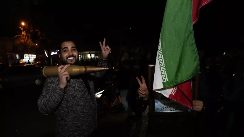 إيران تضرب إسرائيل بعشرات الصواريخ والمسيرات وتل أبيب تشيد باعتراض معظمها