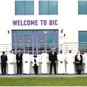 وزير الصناعة والتجارة يزور مقر مصنع «موندليز العالمية- البحرين»