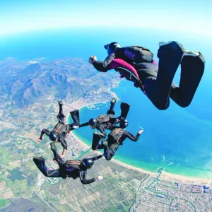 عنابي القفز المظلي في بطولة العالم العسكرية «السيزم»
