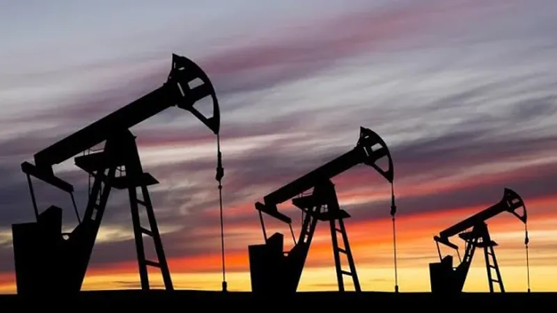 أسعار النفط تتراجع وسط ترقب بيانات المخزونات الأمريكية