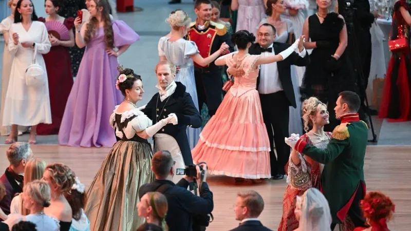 بأجواء من القرن التاسع عشر.. موسكو تحيي فعالية "حفل بوشكين الراقص" (فيديو)