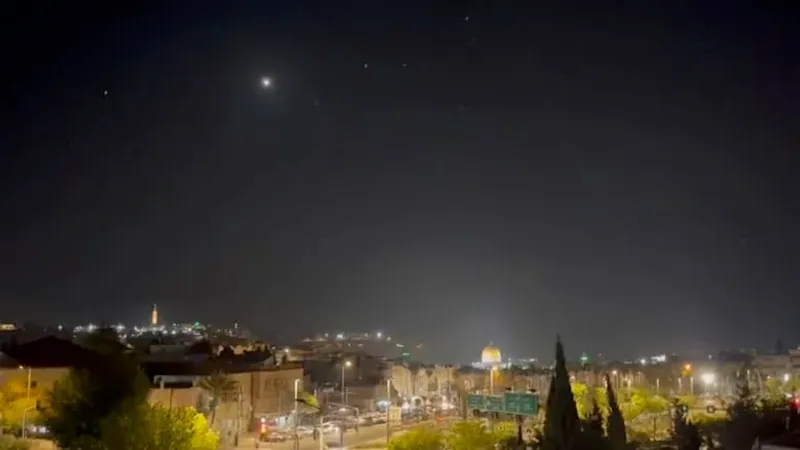 إيران تشن هجومًا واسعًا على إسرائيل.. شاهد كيف بدت السماء لحظة اعتراض صواريخ ومسيّرات