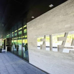 «الفيفا» يتوسع في حماية اللاعبين من انتهاكات «التواصل الاجتماعي»