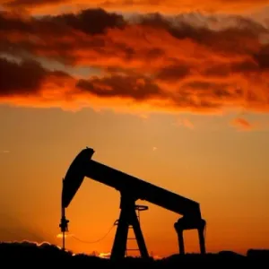 أسعار النفط ترتفع 2% بدعم من آمال زيادة الطلب على الوقود خلال الصيف