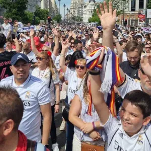 «ريال مدريد» يحتفل مع جمهوره بالفوز بلقبه الـ 36 للدوري الإسباني لكرة القدم