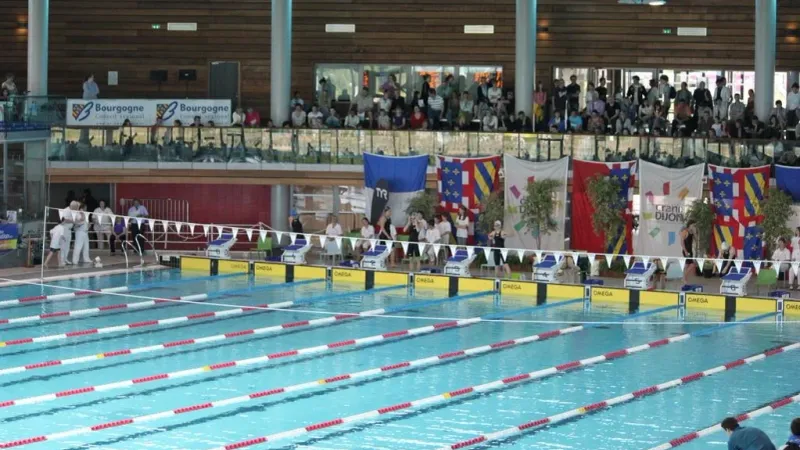 الجزائر تحصد 25 ميدالية في اختتام البطولة الإفريقية للسباحة