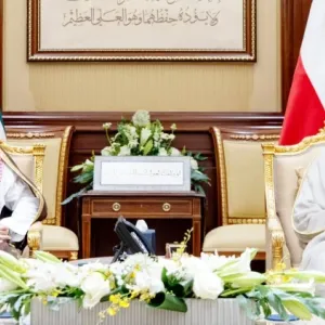أمير الكويت وولي عهده يستعرضان العلاقات التاريخية الوثيقة مع السعودية