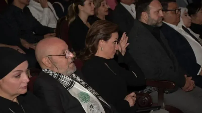 ريهام عبد الغفور تنهار في حفل تكريم والدها