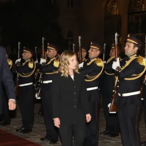 ميقاتي يتعرض لموقف محرج.. قبّل امرأة ظنا أنها رئيسة وزراء إيطاليا (فيديو)