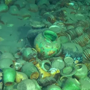 اكتشاف كنز صيني تحت الماء يعود لآلاف السنين