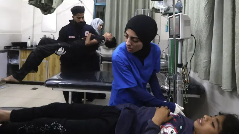 مستشفى شهداء الأقصى وسط غزة في وضع كارثي ويدق ناقوس الخطر: "نقص الوقود يعني مزيد من الوفيات"