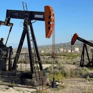 النفط يتراجع بسبب الحذر حيال توقعات الطلب