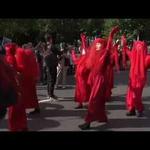 نشطاء من حركة "تمرد ضد الانقراض" يغلقون الطريق السريع في لاهاي احتجاجًا على دعم الوقود الأحفوري