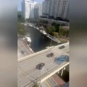 كارثة مروعة في فلوريدا: سقوط رافعة عملاقة فوق سيارة على الجسر