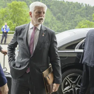 رئيس التشيك: مؤتمر سويسرا يبحث تحقيق السلام الحقيقي في أوكرانيا