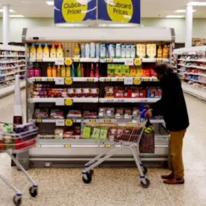 ثقة المستهلك في بريطانيا تتحسن مع تراجع التضخم وتطبيق تخفيضات ضريبية