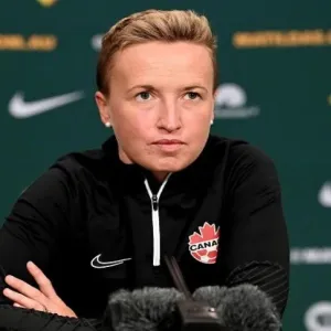 بسبب "التجسس".. طرد مدربة منتخب كندا للكرة النسائية من أولمبياد باريس