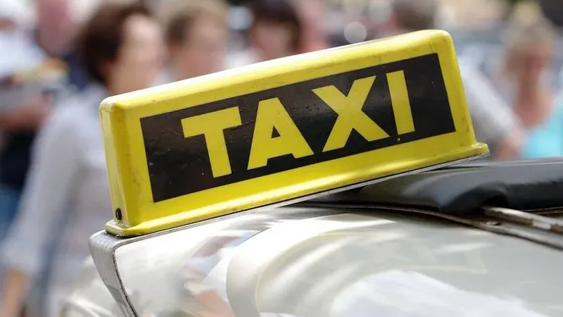 القبض على سائق سيارة أجرة غير قانونية يقوم ببراكاجات للنساء