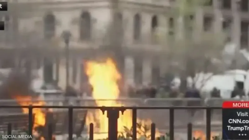 فيديو.. رجل يشعل النار في نفسه أمام محاكمة ترامب