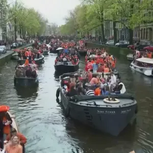 الهولنديون يحتفلون بعيد ميلاد ملكهم عبر الإبحار في قنوات أمستردام المائية https://arabic.euronews.com/2024/04/28/dutch-capital-turns-orange-as-reveler...