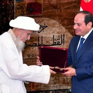 من هو سلطان البهرة الذي شارك في افتتاح مسجد السيدة زينب بالقاهرة؟