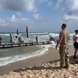 بالفيديو- أمواج عاتية دمّرت جزئيّاً الرصيف الأميركي العائم في غزّة