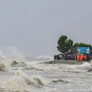 بنجلاديش.. فرار 800 ألف شخص مع اقتراب الإعصار "ريمال"