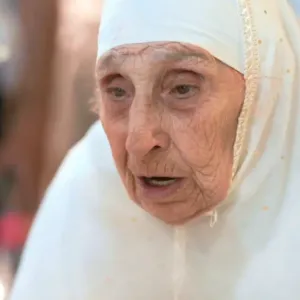 تجاوز عمرها 130 عاما.. وصول أكبر حاجة إلى السعودية لأداء مناسك الحج (فيديو)