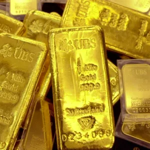 الذهب يتراجع مع ارتفاع الدولار وعوائد سندات الخزانة