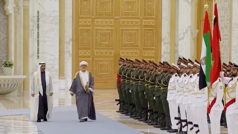 رئيس الدولة يستقبل سلطان عمان في قصر الوطن