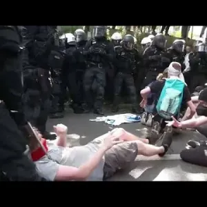 شاهد: مواجهات عنيفة بين المتظاهرين والشرطة خلال مؤتمر حزب البديل اليميني المتطرف في إيسن الألمانية