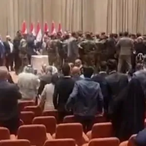 بالفيديو.. إصابة نواب في مضاربة بالأيدي داخل البرلمان العراقي