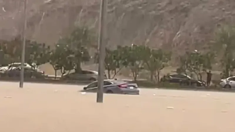 بالفيديو.. أمطار محايل تغمر منازل وتجرف مركبات