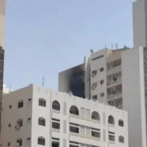 «مدني الشارقة» تكافح حريق مبنى 12 طابقاً في المجاز 2