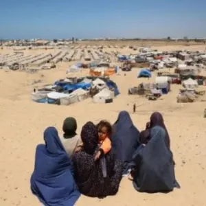 "صرنا نضيق الأواعي".. المجاعة في غزة تدفع الفلسطينيين لتضييق ملابسهم!
