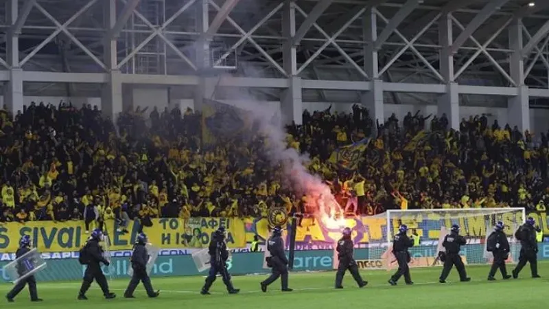 "حذرناهم وواصلوا الاختباء".. رئيس قبرص يهاجم اتحاد الكرة بسبب أعمال عنف وشغب