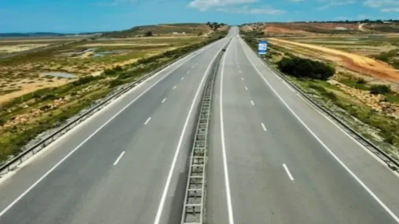 البنية التحتية: طريق سريع يربط بين ثلاثة طرق رئيسية