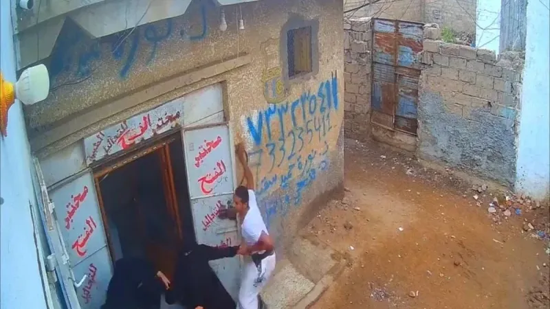 ‏ شاهد: امرأة يمنية تستدعي أبناءها لضرب ممرضة داخل مختبر طبي في الحديدة