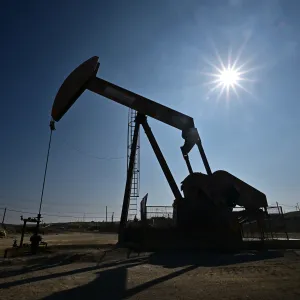 النفط يتراجع وسط توقعات بحفاظ الفدرالي الأميركي على مستويات مرتفعة للفائدة