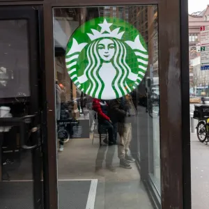 أسهم شركة Starbucks تنخفض بنسبة 10% بعد نتائج أسوأ من المتوقع في الأرباح والإيرادات