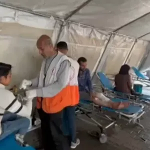 شاهد: متطوعو الهلال الأحمر الفلسطيني يعالجون المصابين في جباليا بأقل الإمكانيات الممكنة