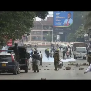 شاهد: تجدد الاحتجاجات في نيروبي والشرطة تفرق المتظاهرين بالغاز المسيل للدموع