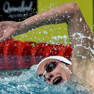 تيتموس تُحطّم الرقم العالمي في 200 م سباحة حرّة قبيل دفاعها عن لقبها الأولمبي