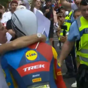 تغريم متسابق توقف لتقبيل زوجته خلال سباق فرنسا للدراجات