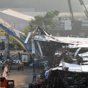 فيديو. مقتل 3 أشخاص وإصابة 59 آخرين في سقوط لوحة إعلانات عملاقة في مومباي