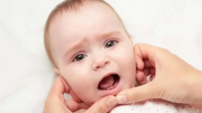 4 طرق فعالة لتسكين آلام الطفل أثناء التسنين.. قطنة الثلج والإلهاء