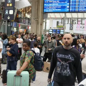 بالفيديو| عطل شبكة القطارات الفرنسية يؤثر على 800 ألف راكب