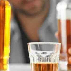 الكشف عن مصنع عشوائي لصنع المشروبات الكحولية في بنقردان