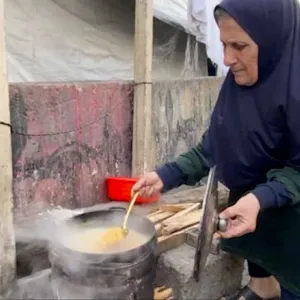 "أتمنى الحصول على رغيف خبز".. شاهد كيف تكافح جدة فلسطينية من أجل إطعام أحفادها ورعايتهم في غزة