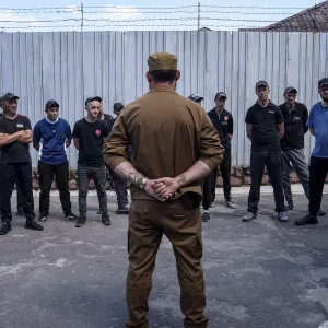 فيديو. من السجن إلى ساحة المعركة.. أوكرانيا تجنّد السجناء وسط نقص المقاتلين
